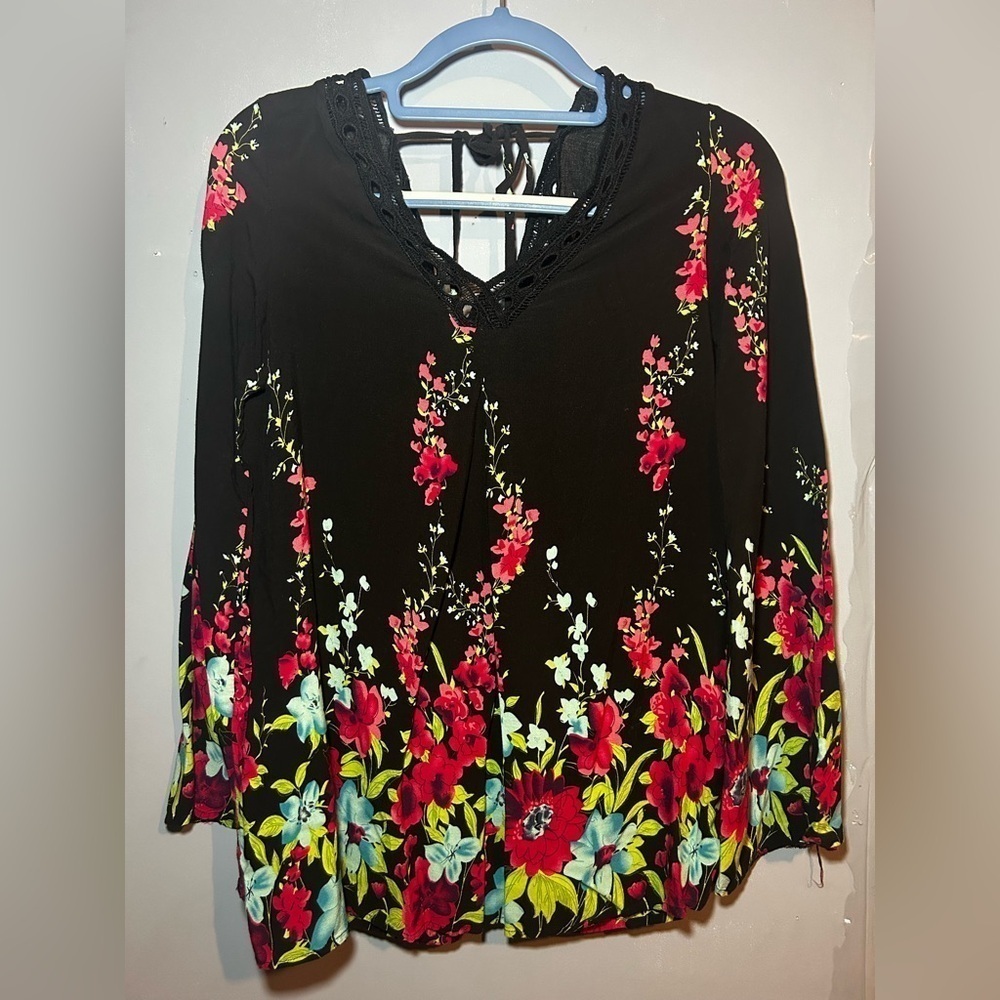 Suzanne Betro floral top, bell sleeves
Lace up detail with back tie
Size small